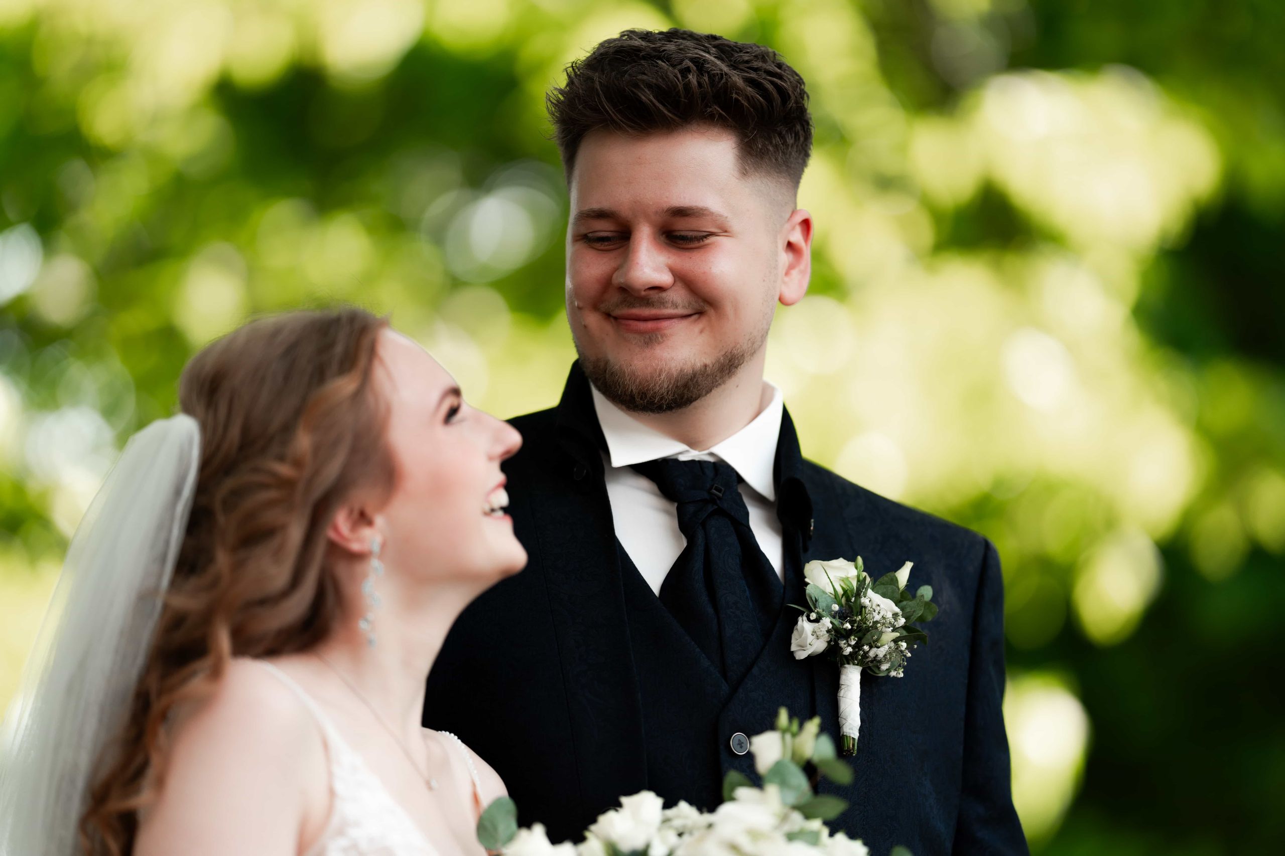 Hochzeitsfotograf Marie & David – Gäste feiern auf der Hochzeit